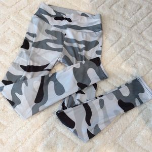 2/$10 ITEM 🚨 Grey/white/black camo leggings,M